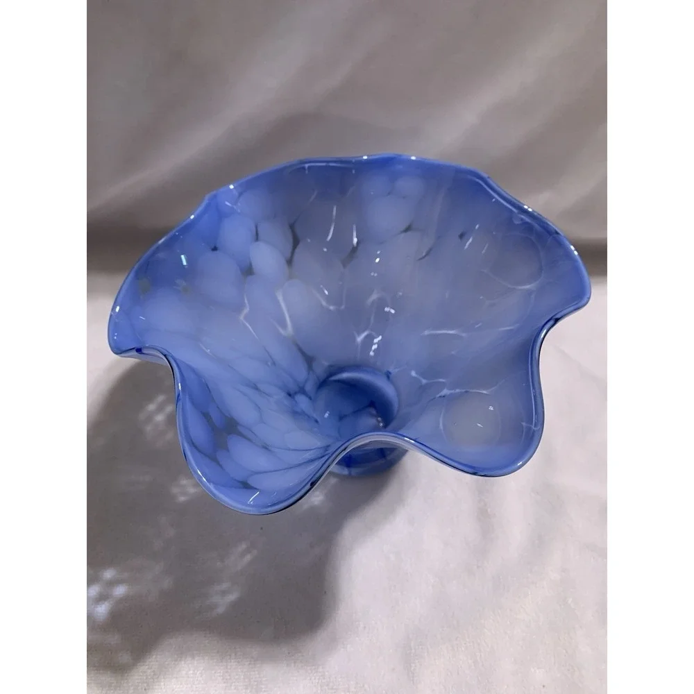 BLUE & WHITE ART GLASS SWIRL RUFFLED HANDKERCHIEF VASE VINTAGE - Picture 3 of 6